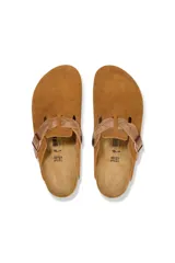 Zueco Boston de Birkenstock, color marrón, con capellada de gamuza y tira trenzada de cuero con hebilla ajustable.
