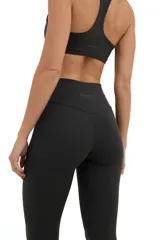 Top deportivo gris oscuro con escote medio redondeado y espalda deportiva con diseño de mariposa.