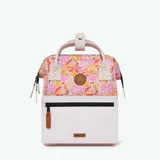 Mochila Cabaia Adventurer Pirae con estampado de hojas y flores en tonos rosa, naranja y amarillo sobre fondo blanco. Tiene sistema MOLLE, compartimento acolchado para tablet o PC, correa para sujetar a la maleta y tirantes acolchados antitranspirantes.