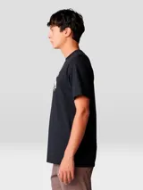 Remera negra de manga corta con estampado gráfico blanco de la marca Mountain Hardwear en el pecho.