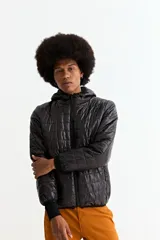 Campera puffer negra con capucha, cierre frontal completo y puños elásticos. Diseño acolchado con costuras horizontales.