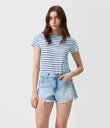 Short de jean de tiro medio, color celeste con lavado claro, bolsillos funcionales, detalles desgastados y ruedo desflecado.