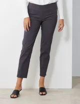 Pantalón negro de gabardina elastizada, marca Zac & Rachel. Corte recto, pretina ancha pespunteada, bolsillos simulados y largo al tobillo.