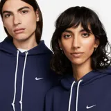 Hoodie Nike azul marino de corte holgado, con cordones blancos y logo Swoosh bordado en blanco en el pecho.