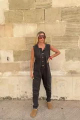 Enterito de jean color chocolate, con botones delanteros, bolsillos laterales y pespunte blanco.