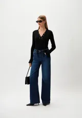 Suéter Twinset de tejido de punto fino negro con escote en V y lazos entrecruzados. Tiene manga larga con puños acampanados.