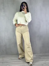 Pantalón de jean color beige, corte wide leg.
