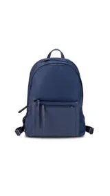 Mochila color beige, combinada con tela tipo impermeable y detalles en simil cuero. Tiene gran tamaño, asas combinadas, bolsillos al frente y compartimiento para notebook de 15".