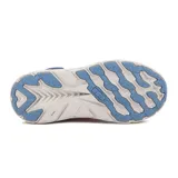 Championes deportivos Diadora modelo Proton para mujer, color rosa vibrante con detalles en azul claro y azul oscuro. Presentan una capellada de tejido técnico con textura ondulada, logo Diadora en el lateral, cuello acolchado azul oscuro y una suela gruesa con entresuela en gris claro y una banda decorativa en azul claro.