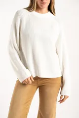 Sweater de punto de algodón con diseño oversize, cuello redondo y mangas largas. Presenta un detalle de costura lateral en color contrastante.