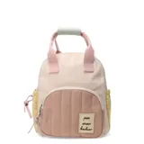 Mochila pequeña de tela color beige con detalles en rosa y amarillo. Tiene un bolsillo frontal acolchado con cierre y un parche con la inscripción "paix amour bonheur".