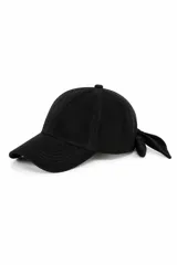 Gorro tipo gorra de béisbol color negro, con diseño clásico de seis paneles y visera curva.