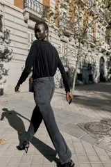 Jeans de tiro alto, corte recto y largo, color negro lavado, con abalorios brillantes distribuidos por toda la prenda.