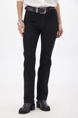 Blazer azul de corte recto, con solapas y cierre con dos botones.