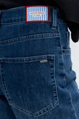 Pantalón de jean corte regular con diseño de pierna ancha y tiro medio, confeccionado en denim azul clásico.