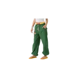 Pantalón cargo de Eme Studios en patrón vichy verde y blanco, de corte recto y holgado. Cuenta con cintura elástica con cordón de ajuste blanco y múltiples parches bordados decorativos en la pierna derecha.