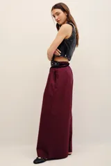 Pantalón de corte holgado confeccionado en algodón, tiro alto, con bolsillos laterales y pinzas frontales.