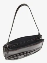 Bolso pequeño tipo bandolera de Diesel, color negro brillante con efecto charol. Presenta el logo 'D' en relieve en la parte frontal y cuenta con dos compartimentos con cierre. Incluye correa ajustable para llevar al hombro o cruzado.