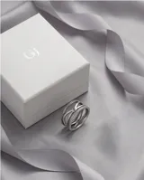 Anillo de plata 925 con diseño multicapa que combina bandas lisas y bandas con engaste de pequeñas piedras brillantes.