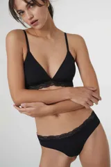 Conjunto de bikini negro con corpiño triangular de microfibra rib y bombacha tiro medio con puntilla en la cintura.