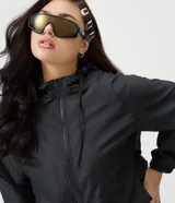 Campera rompevientos deportiva color celeste, con capucha y cordones de ajuste, cierre frontal completo, mangas largas con puños elásticos y bolsillos funcionales.