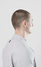 Sacón largo de corte recto y diseño abierto, confeccionado en tela simil paño color gris melange. Presenta mangas largas con terminaciones al corte, bolsillos ocultos y ruedo recto.