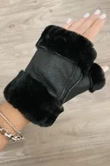 Guantes mitones negros de cuero con corderito.