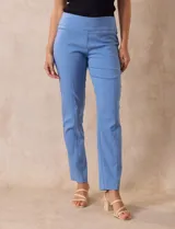 Pantalón celeste en gabardina elastizada marca Zac & Rachel. Pretina ancha con faja interna modeladora. Largo de pierna con costura frontal pespunteada. Trasera con bolsillos ojal simulados.