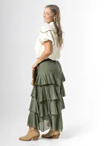 Falda larga color verde militar, confeccionada en algodón, con diseño de múltiples volados escalonados y cintura elastizada.