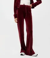 Pantalón de jogging de corte recto confeccionado en plush, con cintura elástica ajustable mediante cordón. Presenta un diseño minimalista y cómodo, ideal para uso diario.