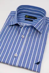 Camisa de vestir Club House de corte classic fit, confeccionada en algodón con diseño de rayas verticales en tonos azul, blanco y celeste. Cuenta con cuello short collar, botones blancos y detalle de bordado de ave en la parte inferior.