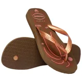 Sandalias de goma Havaianas modelo Top Summer Vibes, color marrón con estampado tropical y tiras metalizadas en tono dorado.