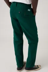 Pantalón chino verde oscuro, de corte recto y tiro medio.