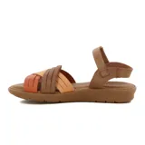 Sandalias bajas de cuero color marrón con tiras cruzadas combinadas en tonos marrón, naranja y beige.