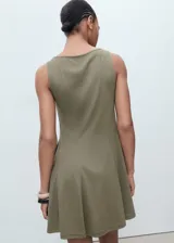 Vestido corto sin mangas de corte evasé, con cuello barco y detalle de pliegues en la falda.