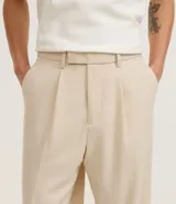Pantalón masculino de corte wide leg en estilo sastre, con cintura con trabillas, cierre invisible y bolsillos laterales. Presenta un diseño estructurado y recto.