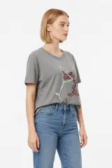 Remera marrón de manga corta y cuello redondo, confeccionada en algodón, con estampado frontal estilo universitario con la inscripción "Amour C'est La Vie Paris, France".