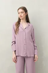 Camisa de pijama color lila, de silueta clásica y caída fluida. Confeccionada en viscosa liviana con textura suave y fresca. Presenta cuello camisero, cierre frontal con botones y detalles de vivo blanco.