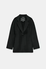Blazer Zara de corte entallado confeccionada en mezcla de lana. Presenta cuello con solapa de muesca, manga larga y cierre frontal con un solo botón.