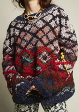 Sweater de lana tejido y bordado a mano en Uruguay, de calce holgado con cuello a la base y puños.