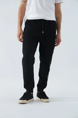 Pantalón de jogging negro de corte clásico deportivo, con bolsillos laterales y logo en grifa de goma.