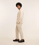 Saco de traje de lino y viscosa color beige, con solapa de muesca, cierre frontal de dos botones, bolsillos con solapa y medio forro interior.