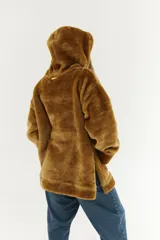 Hoodie oversize de tela de peluche color negro, con capucha y bolsillo tipo canguro.