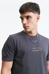 Remera gris oscuro de manga corta con cuello redondo y estampado pequeño en el pecho.