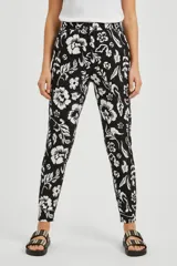 Pantalón ajustado de tiro alto con estampado floral en blanco y negro. Presenta cintura elástica y corte tobillero.