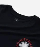 Remera negra de algodón con cuello redondo y manga corta, corte comfort. Presenta un pequeño estampado circular en el pecho con el logo de la banda Red Hot Chili Peppers.