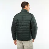 Campera puffer verde oscuro, acolchada, con cuello alto, cierre frontal y bolsillos laterales con cierre.