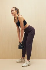 Pantalón tipo babucha de tiro alto, con cintura elástica ancha, bolsillos laterales y puños ajustados en los tobillos.