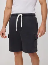 Short deportivo gris oscuro de algodón y poliéster, con cintura elástica ajustable con cordón, bolsillos laterales y bolsillos cargo con solapa en los laterales.