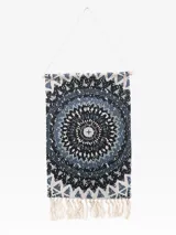 Tapiz decorativo de pared con diseño circular de estilo mandala en tonos azules y blancos. Incluye flecos en la parte inferior y un cordón para colgar.